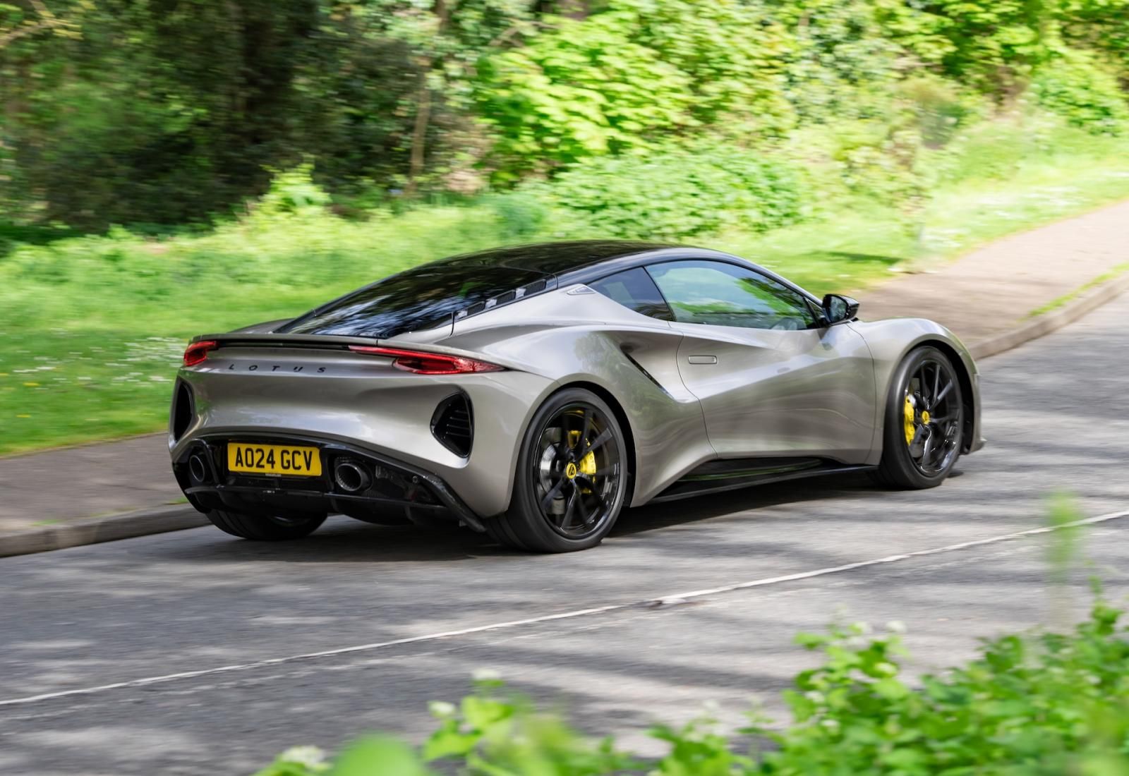 Lotus Emira 4 cilindri grigia