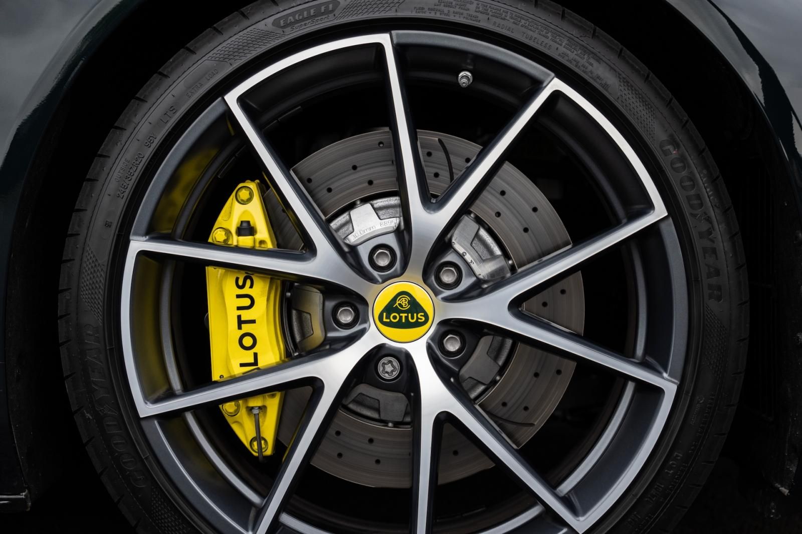 cerchio e pinza freno Lotus Emira 4 cilindri grigia