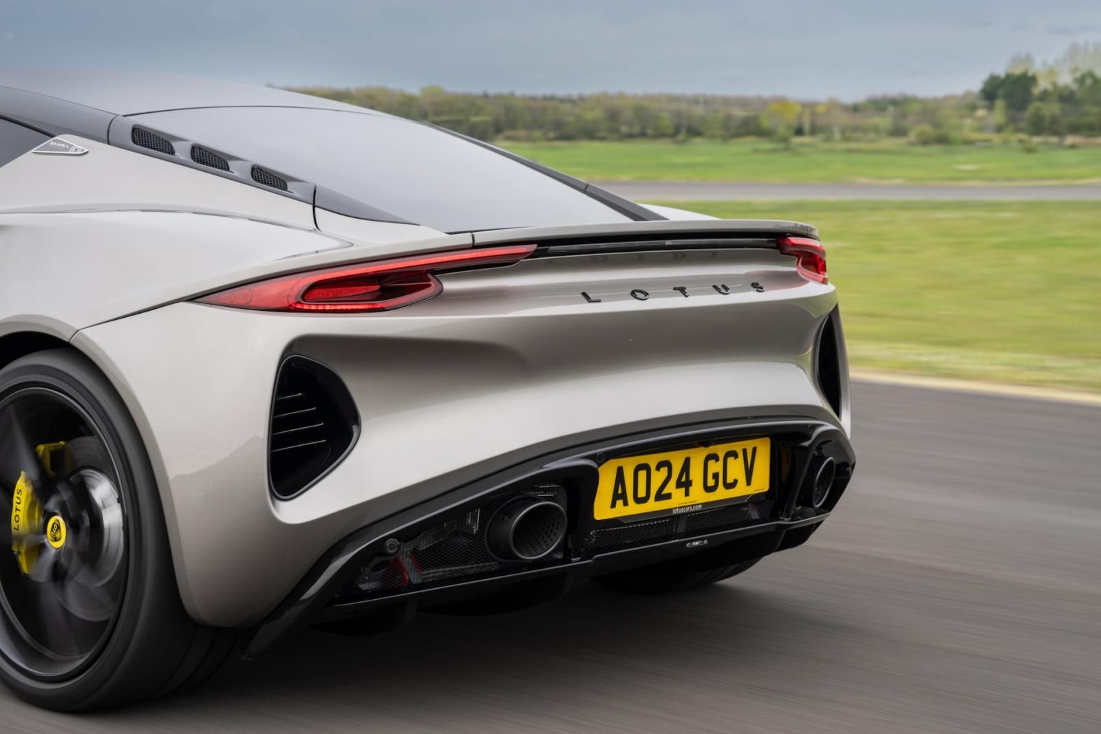 coda Lotus Emira 4 cilindri grigia