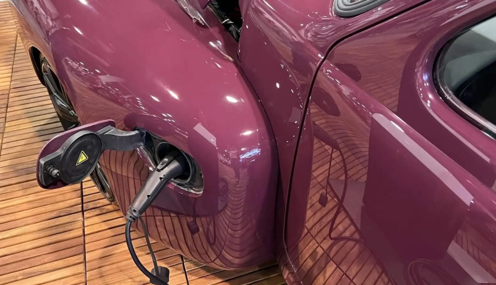 Volvo PV544 restomod elettrica The Iron Maven