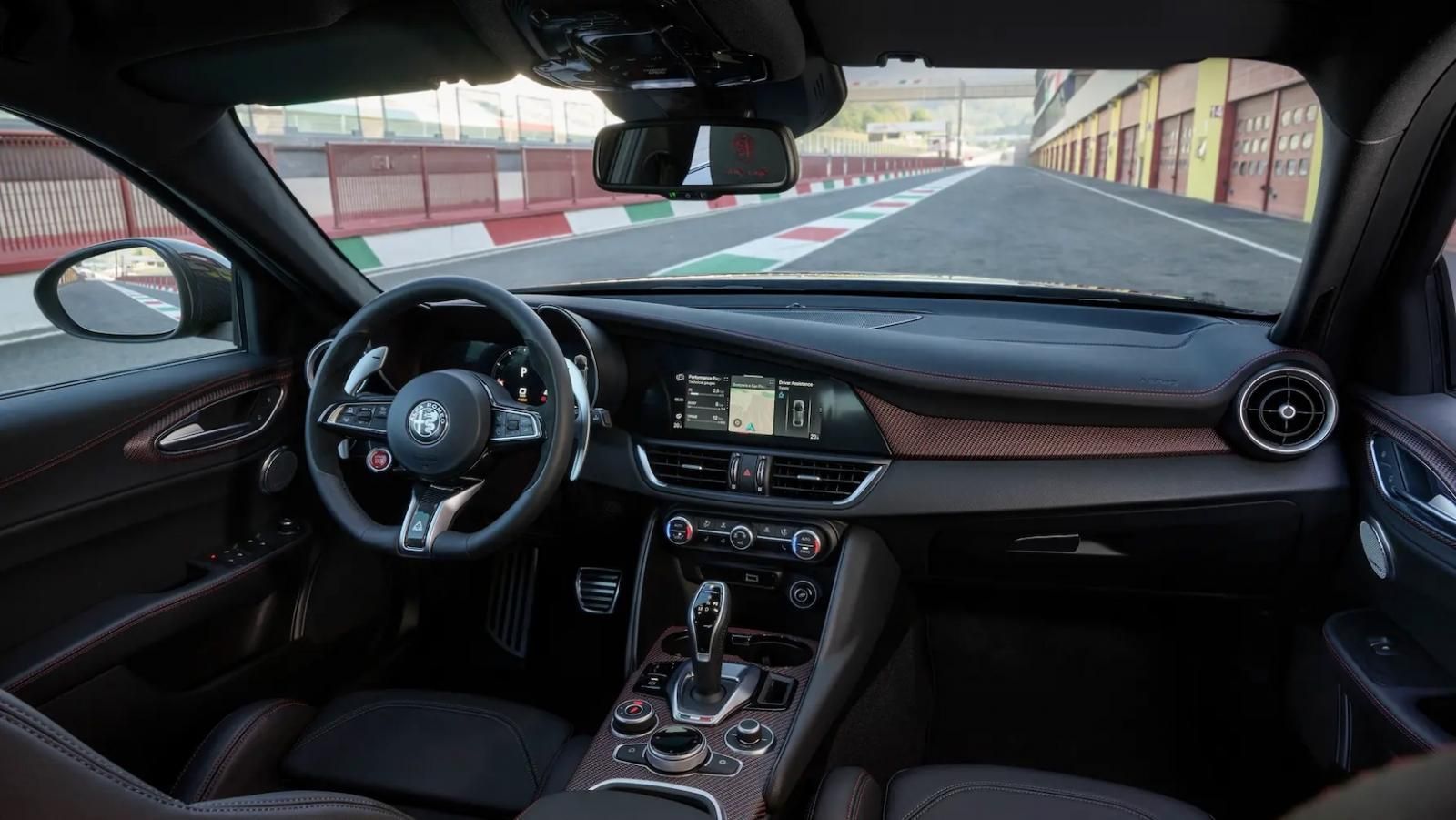 Nuova Alfa Romeo Giulia Quadrifoglio Super Sport, gli interni