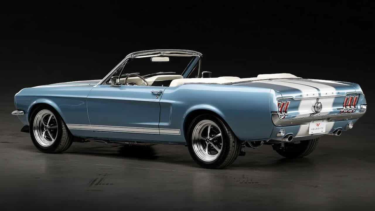 La restomod Mustang cabriolet di Velocity Modern Classics