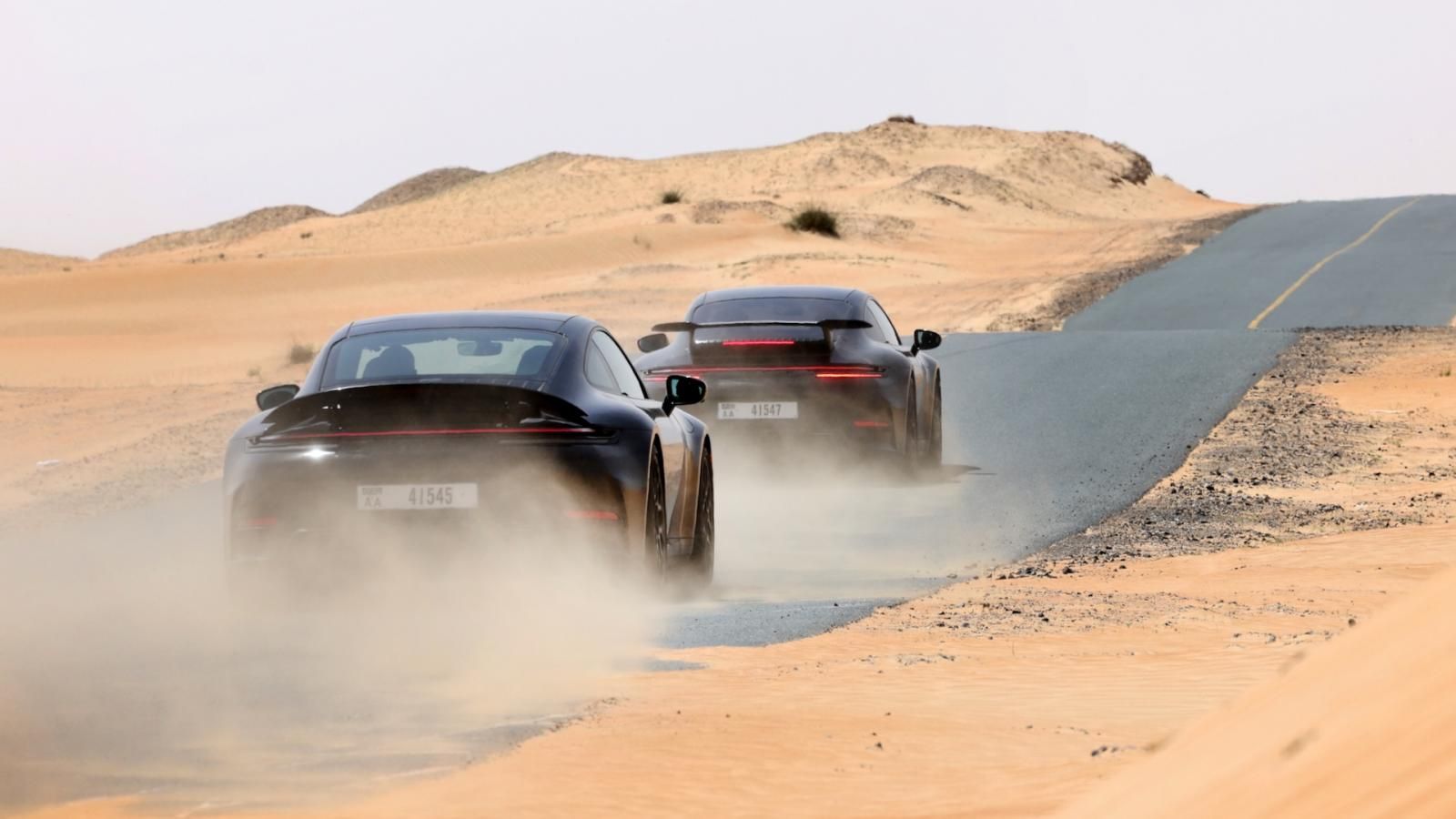 Porsche 911 hybrid impegnata nei test di sviluppo nel deserto