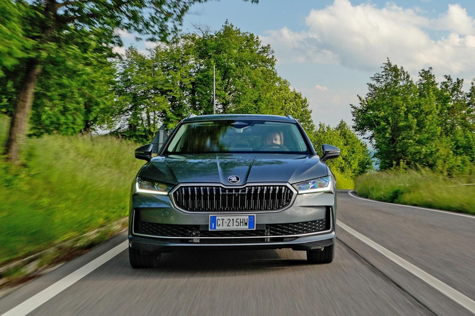 Skoda Superb Wagon su strada, frontale