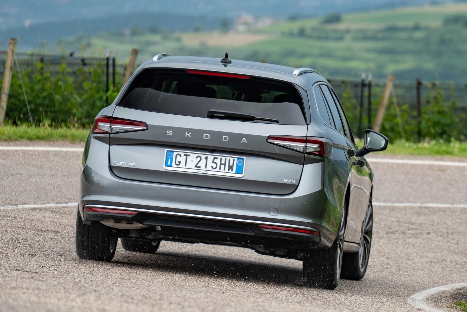 Skoda Superb Wagon su strada, vista posteriore