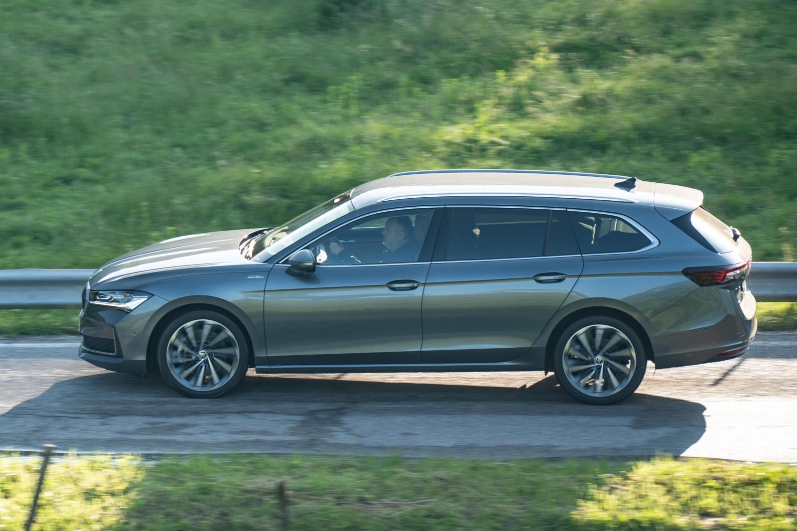 Skoda Superb Wagon su strada, vista laterale