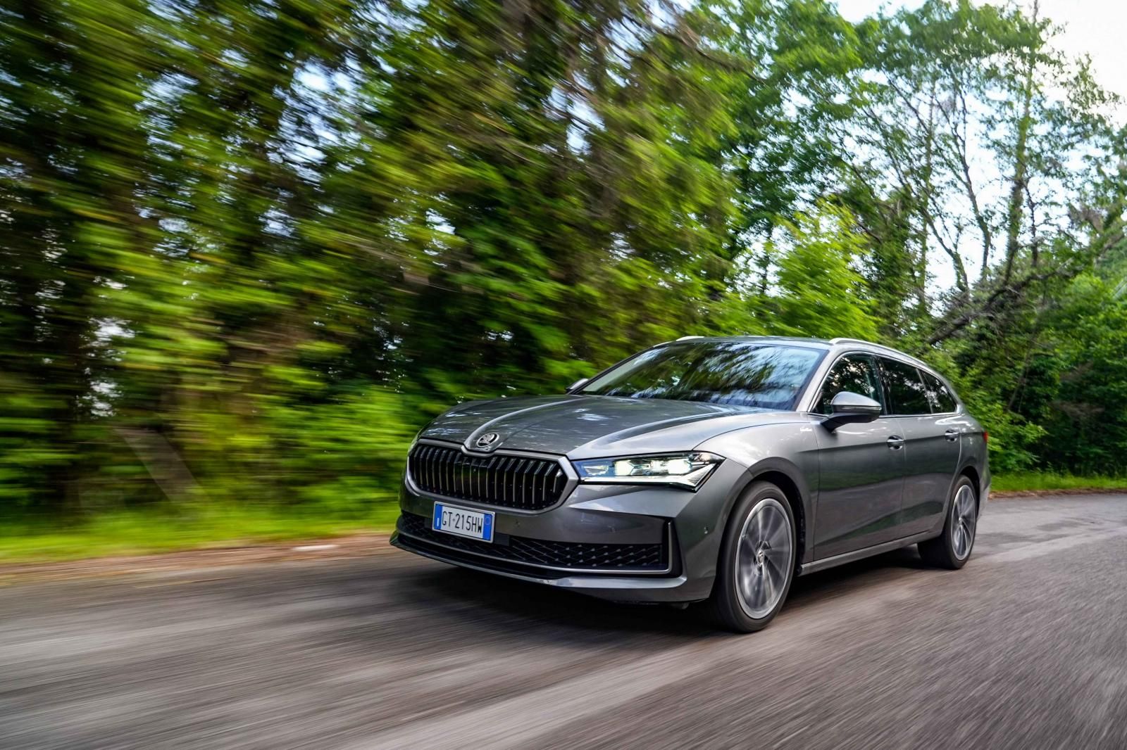 Skoda Superb Wagon su strada in velocità