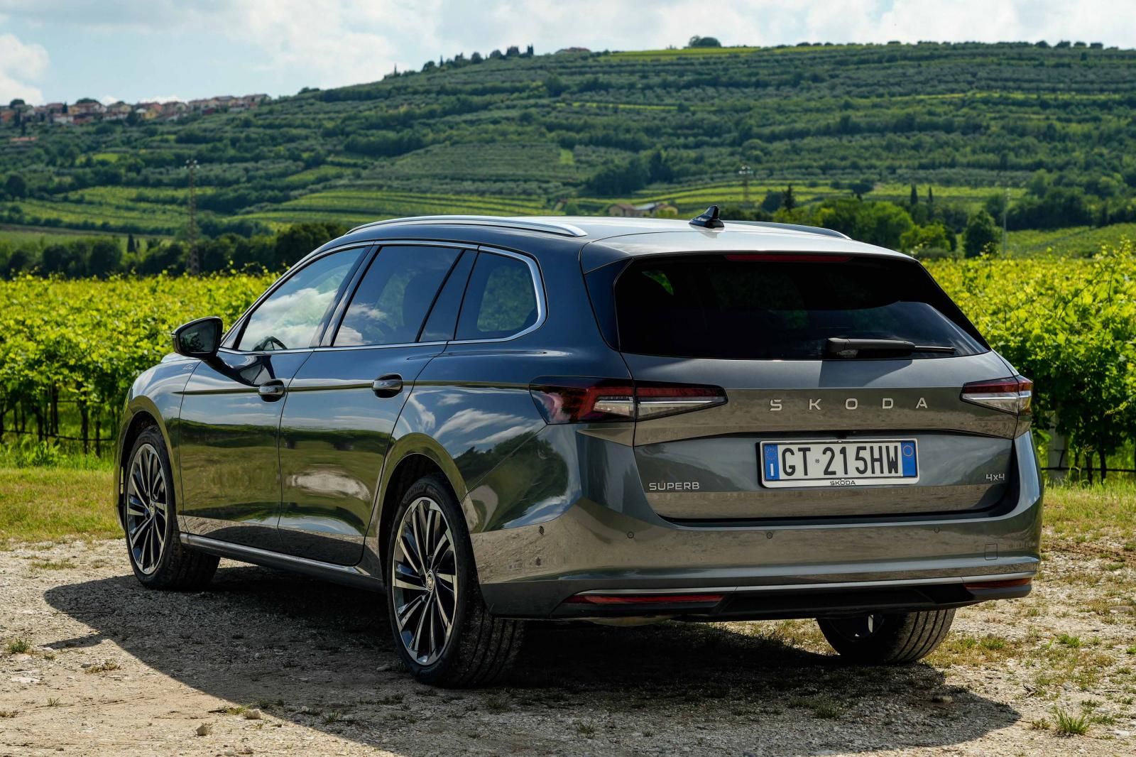 Skoda Superb Wagon, vista tre quarti posteriore