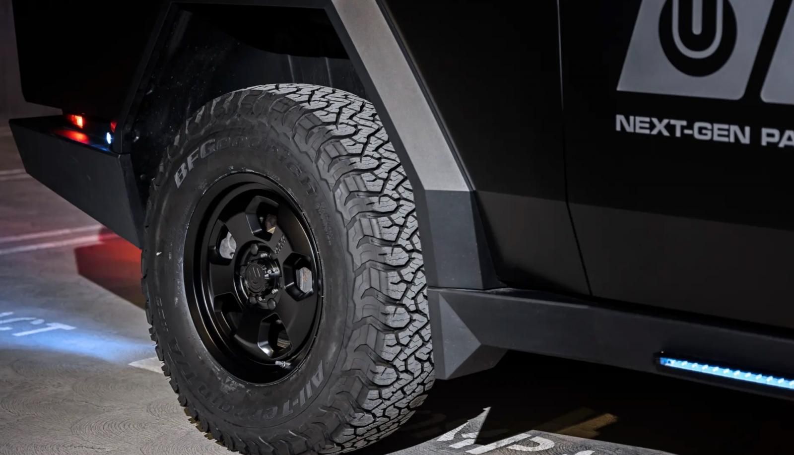 gomme Tesla Cybertruck della Polizia opera di UP.FIT