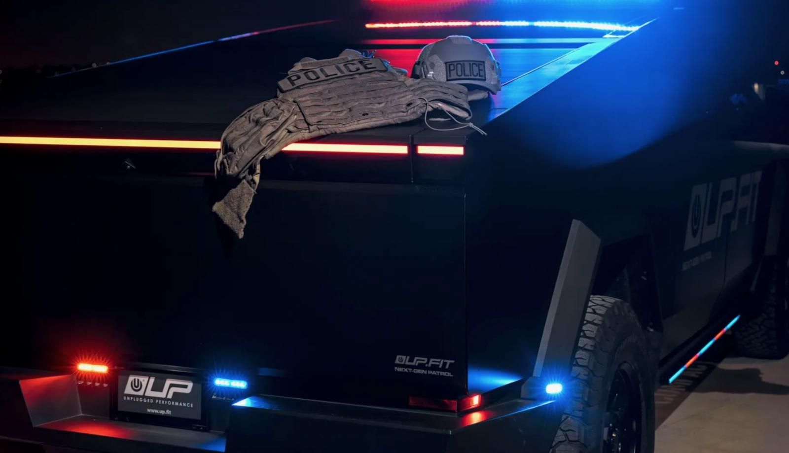 Tesla Cybertruck della Polizia opera di UP.FIT