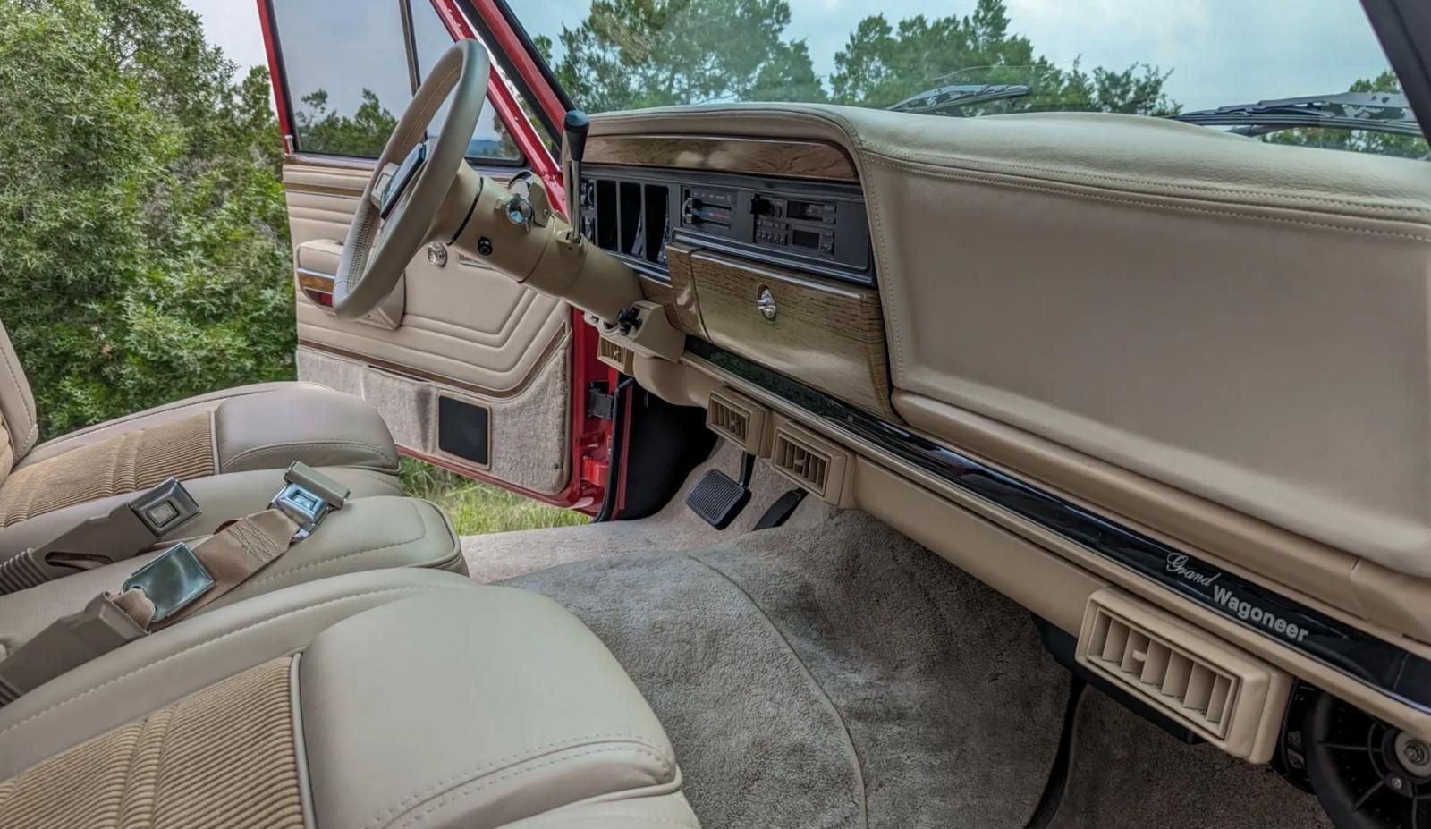 Vigilante Jeep Grand Wagoneer 1988 Hellcat V8 restomod- plancia