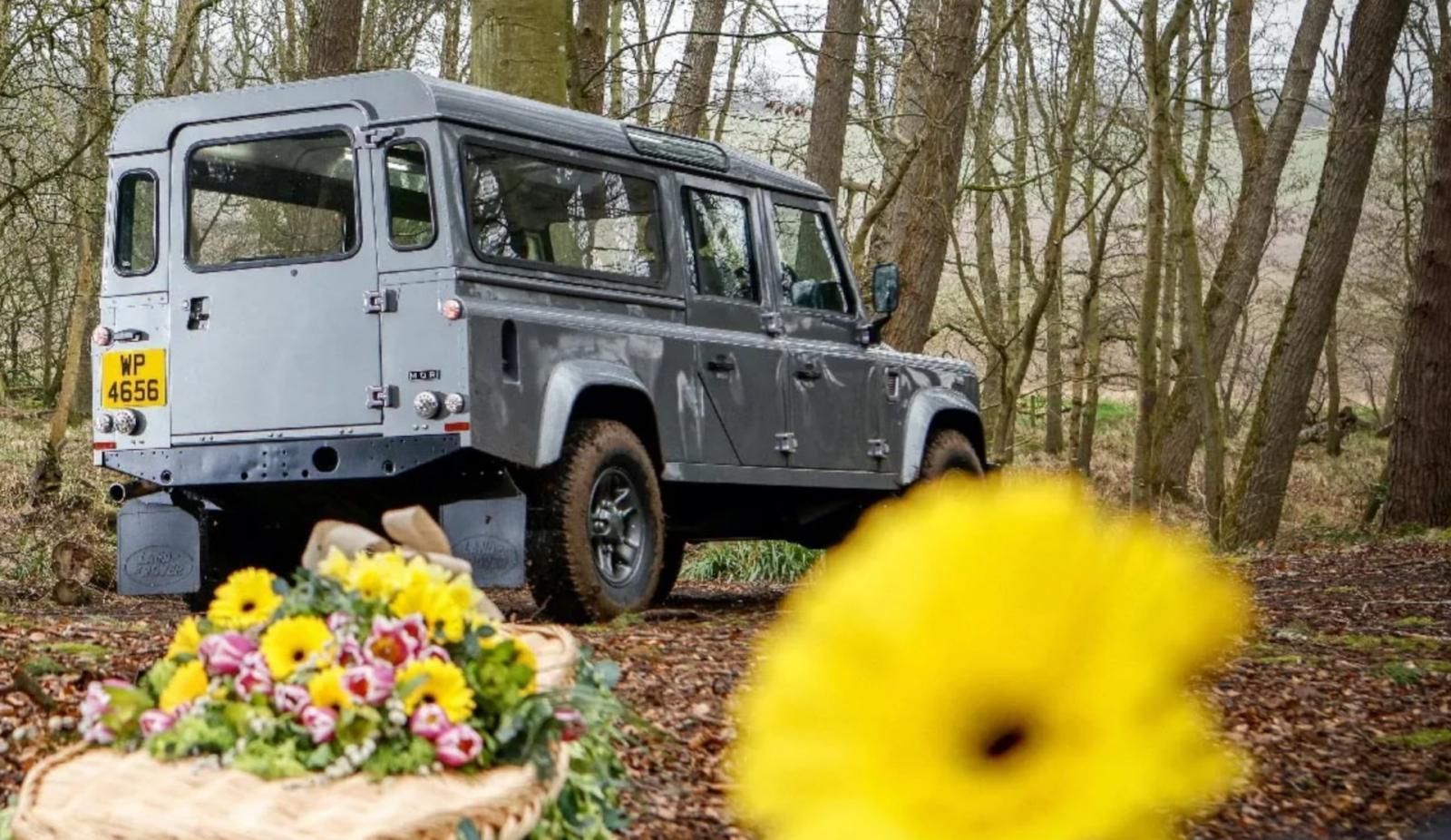 Carro funebre Engine710 su base Land Rover Defender