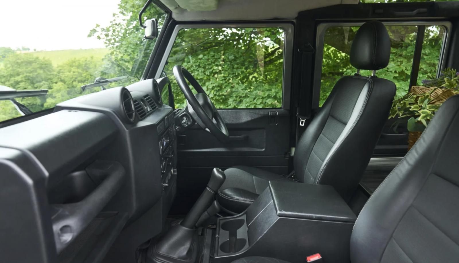 interno Carro funebre Engine710 su base Land Rover Defender