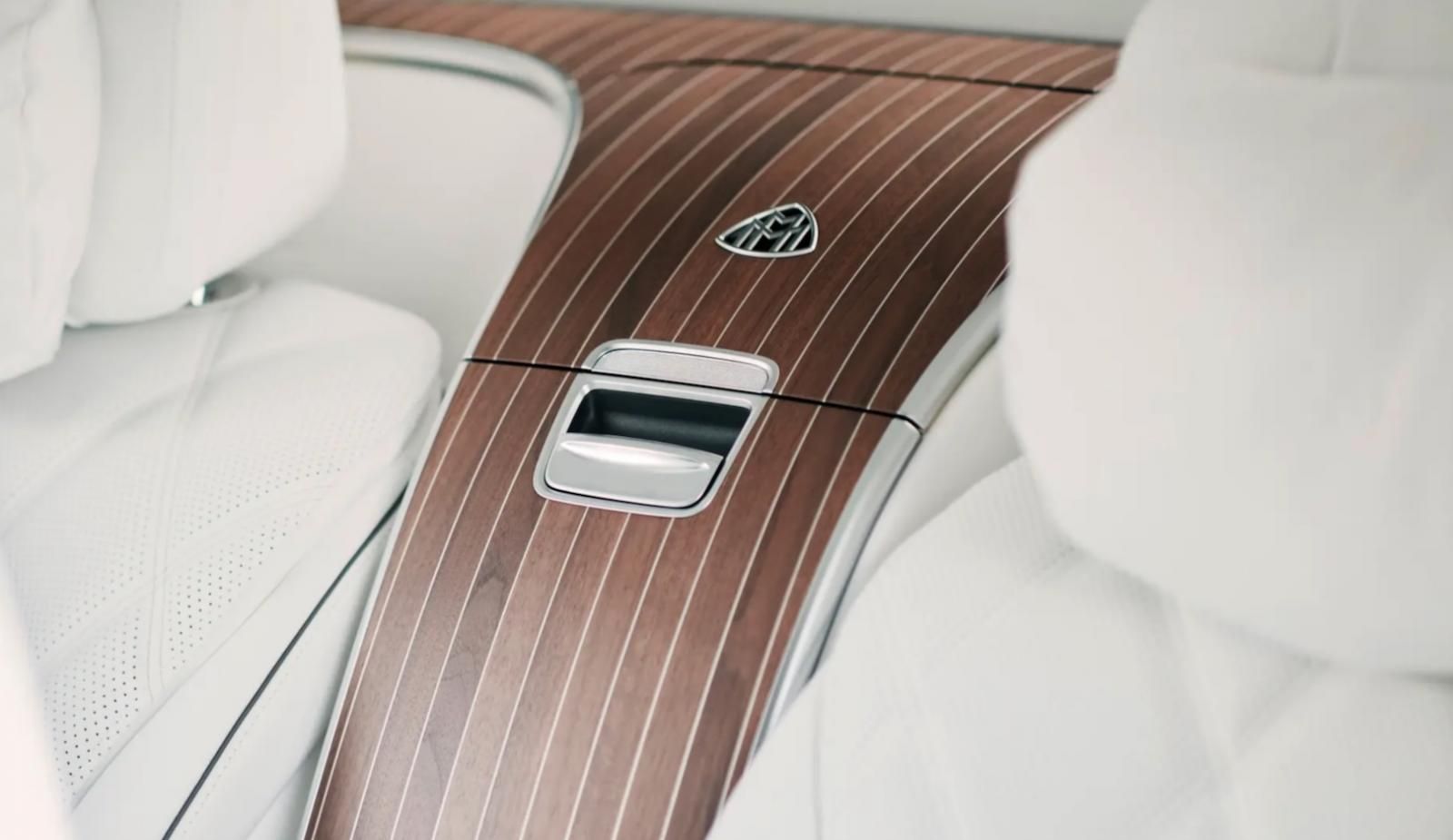 dettaglio divano Mercedes-Maybach Classe S S680 x Robbe & Berking