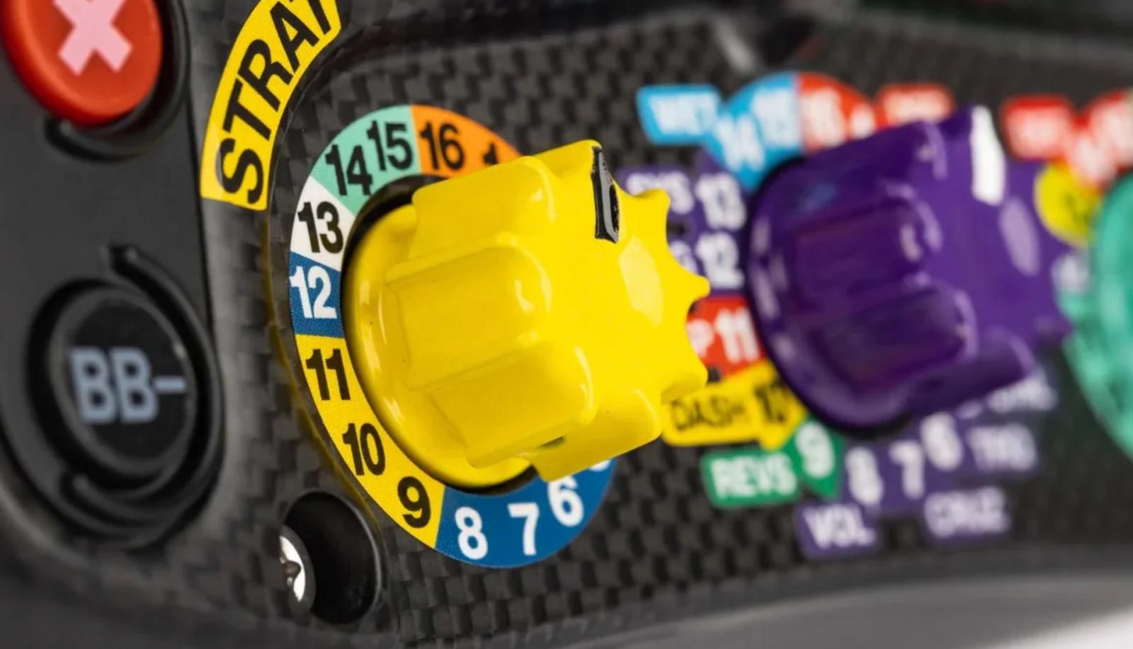 dettaglio volante Sim-Lab-Mercedes-AMG-PETRONAS-Formula-1-Sim-Racing-Steering-Wheel-1.jpeg