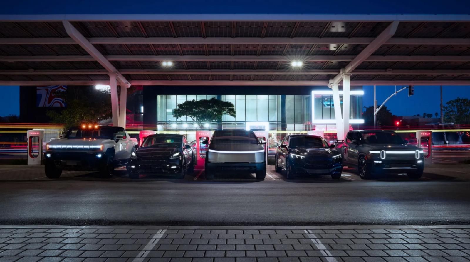 auto davanti a un market