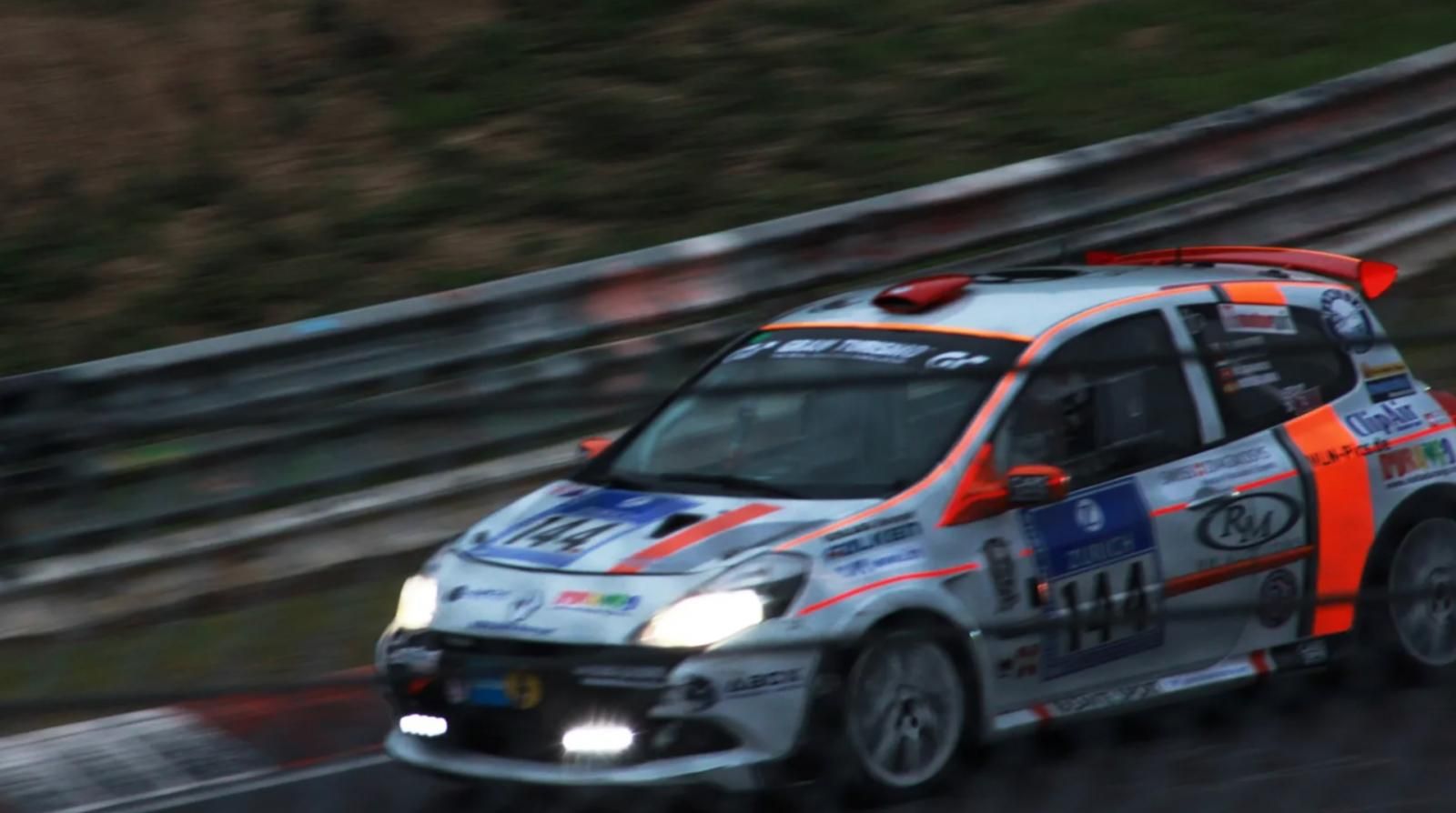 auto alla 24 ore del nurburgring con fari accesi