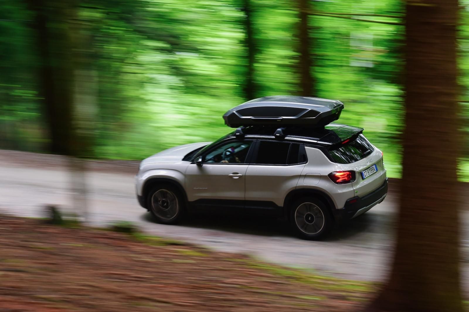 Jeep Avenger con box da tetto Thule Motion 3
