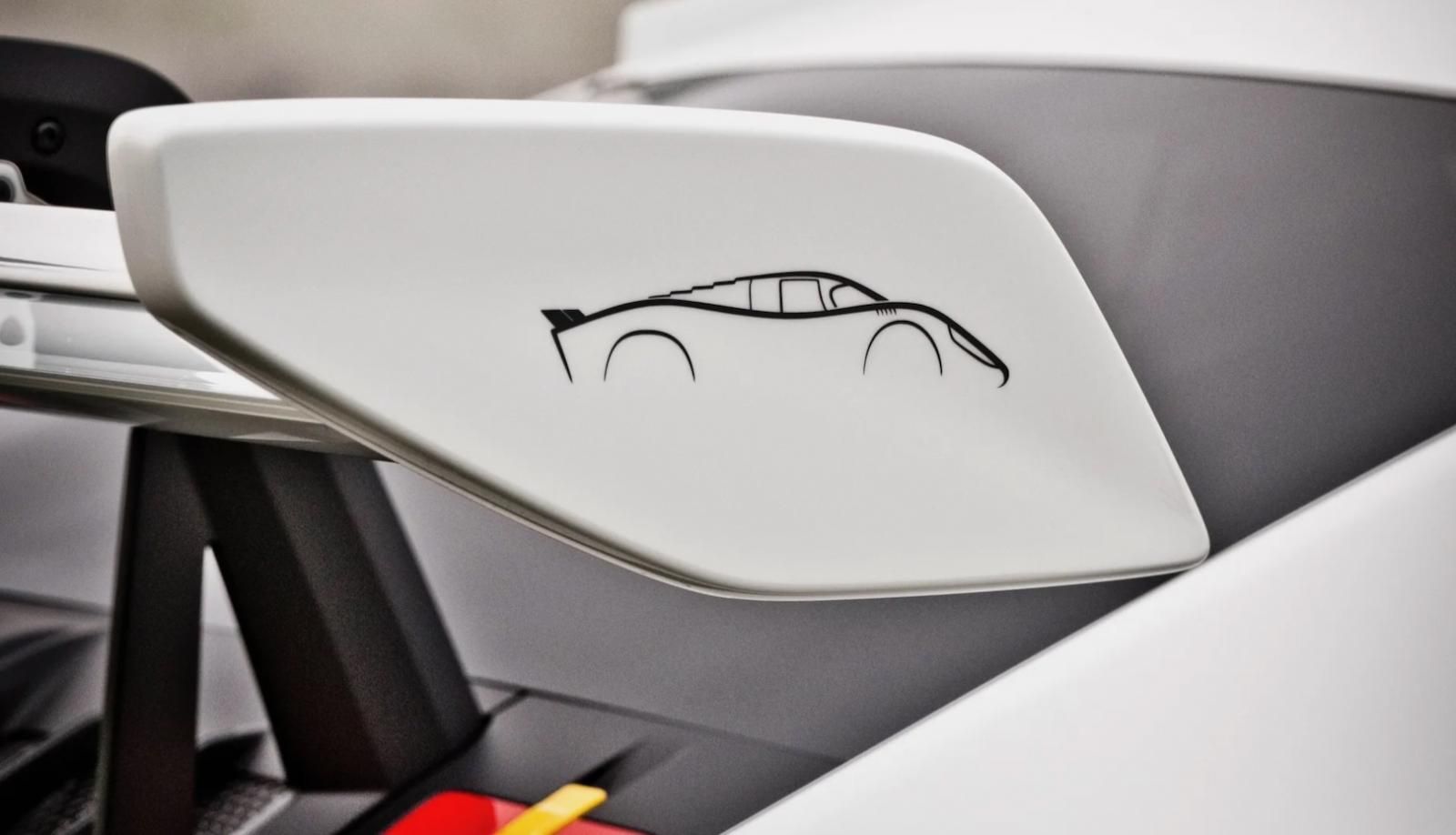 dettaglio alettone targhetta della Porsche 911 GT3 RS che rende omaggio a Jo Siffert e alla sua 917