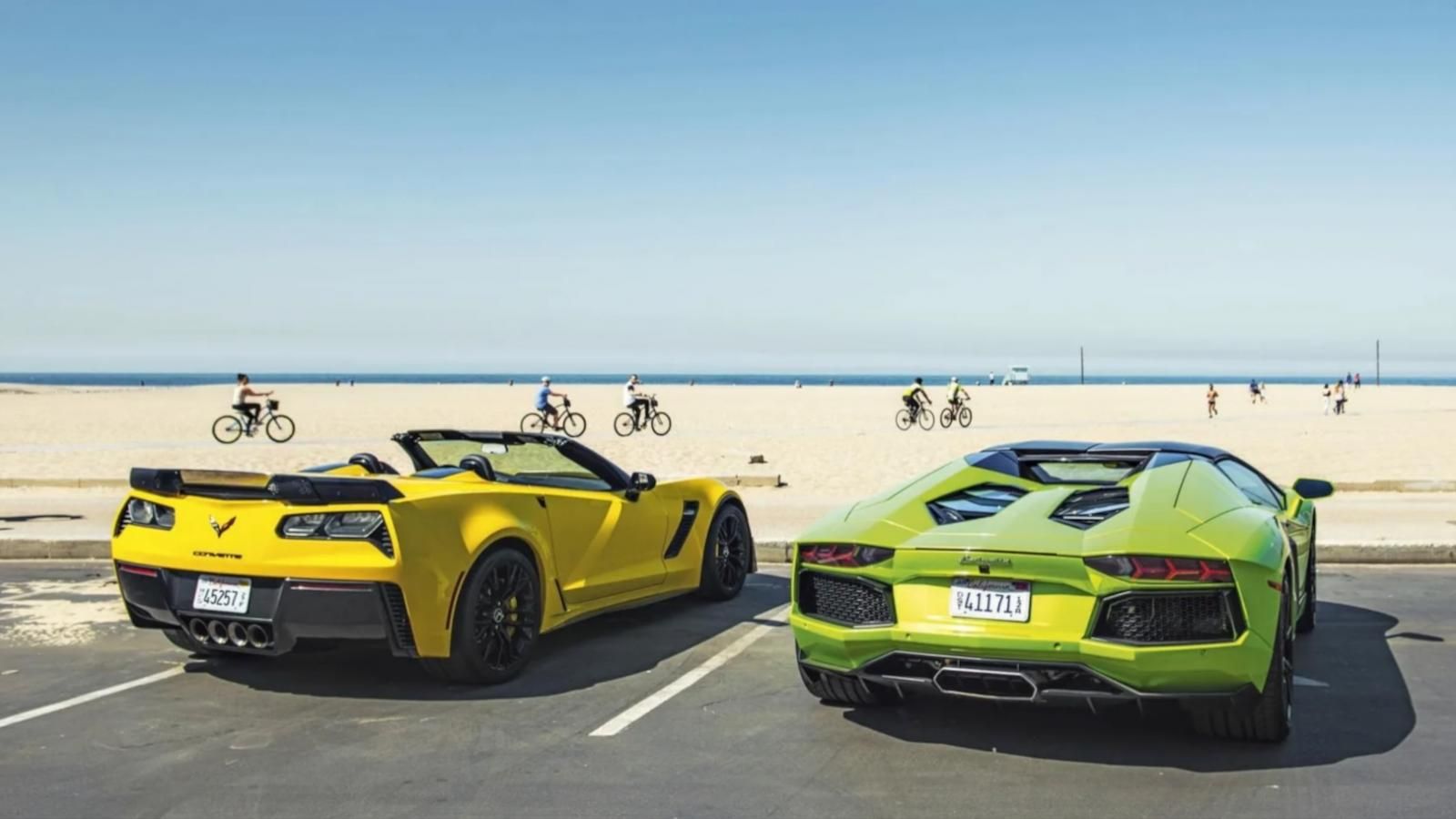 Lamborghini e Corvette davanti a una spiaggia