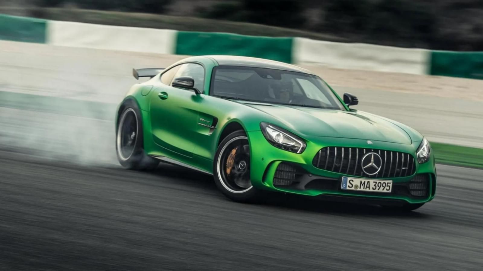 AMG GT verde in derapata di potenza