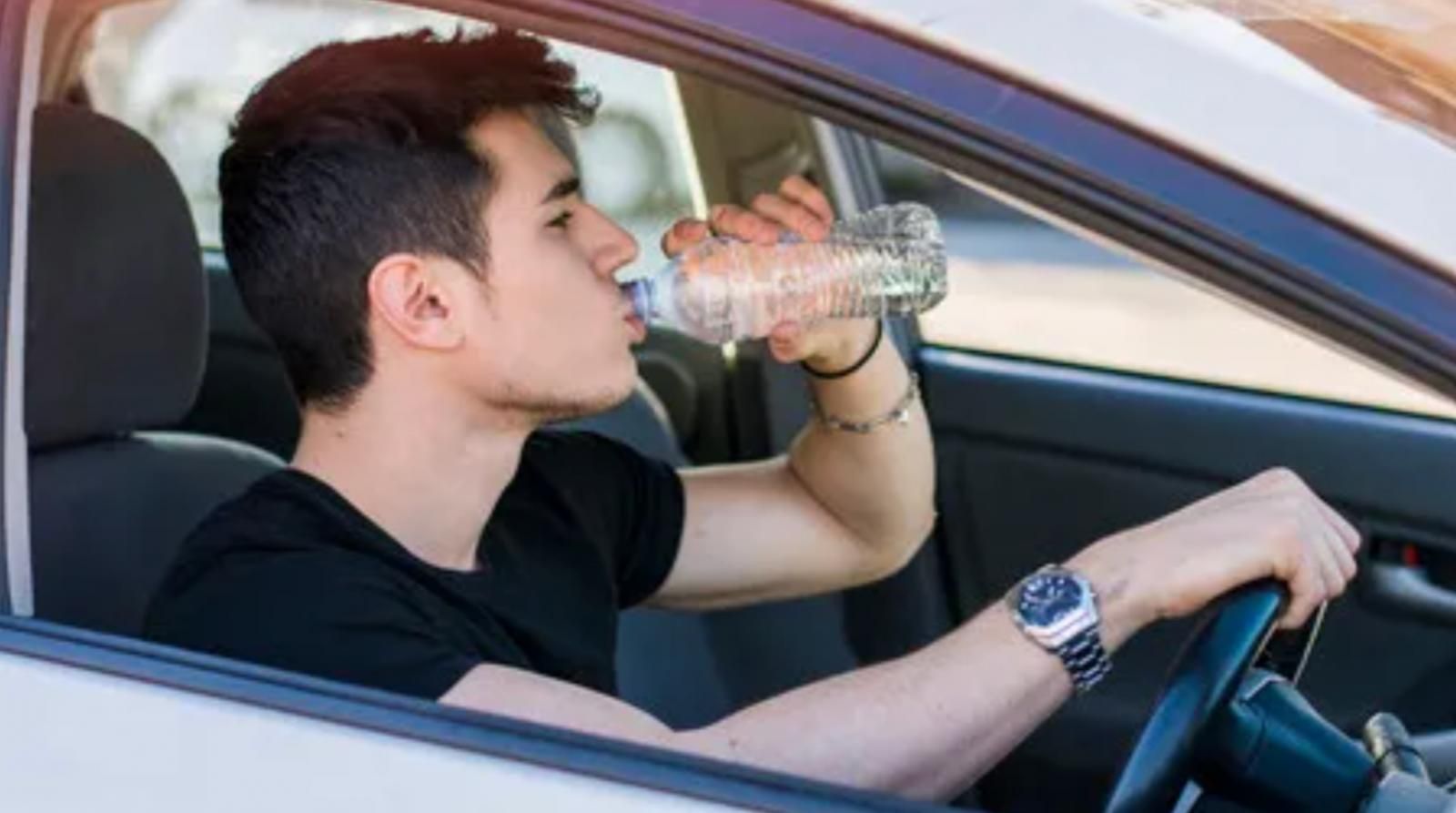 guidatore che beve acqua