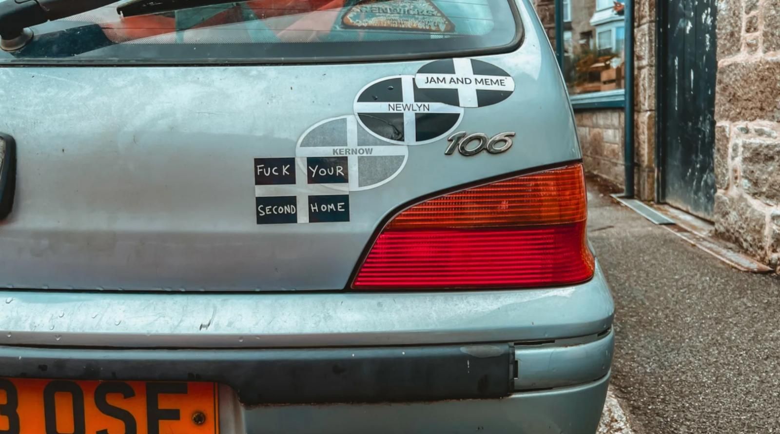 Peugeot 106 con adesivi a caso