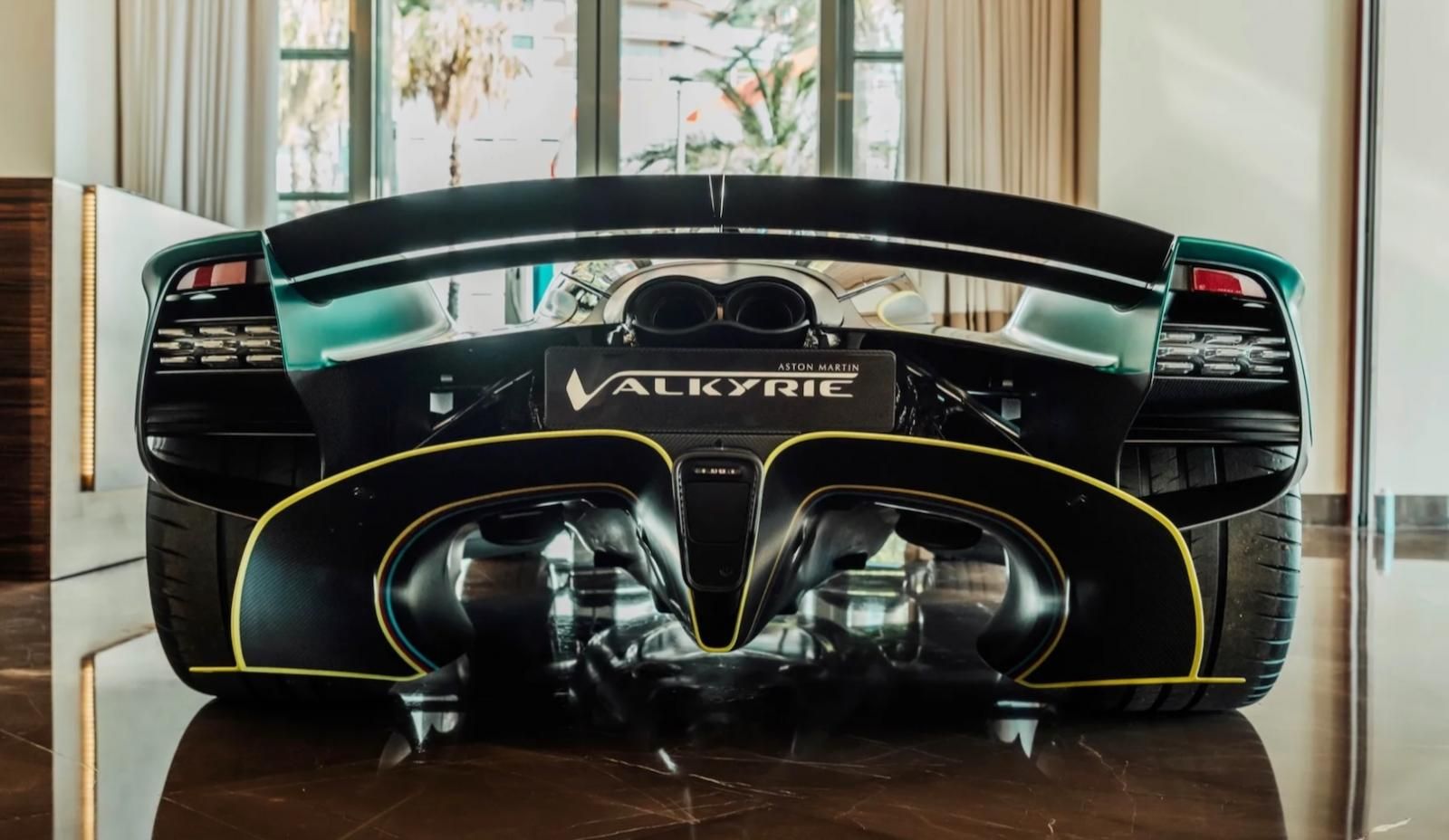 coda Aston Martin Valkyrie di Fernando Alonso