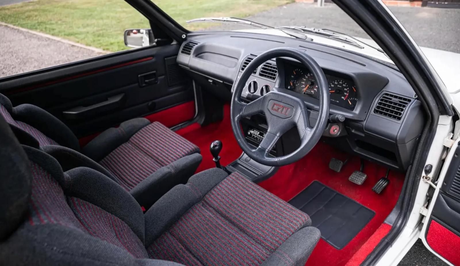 interno Peugeot 205 GTi 1.6 di Rowan Atkinson - Mr Bean