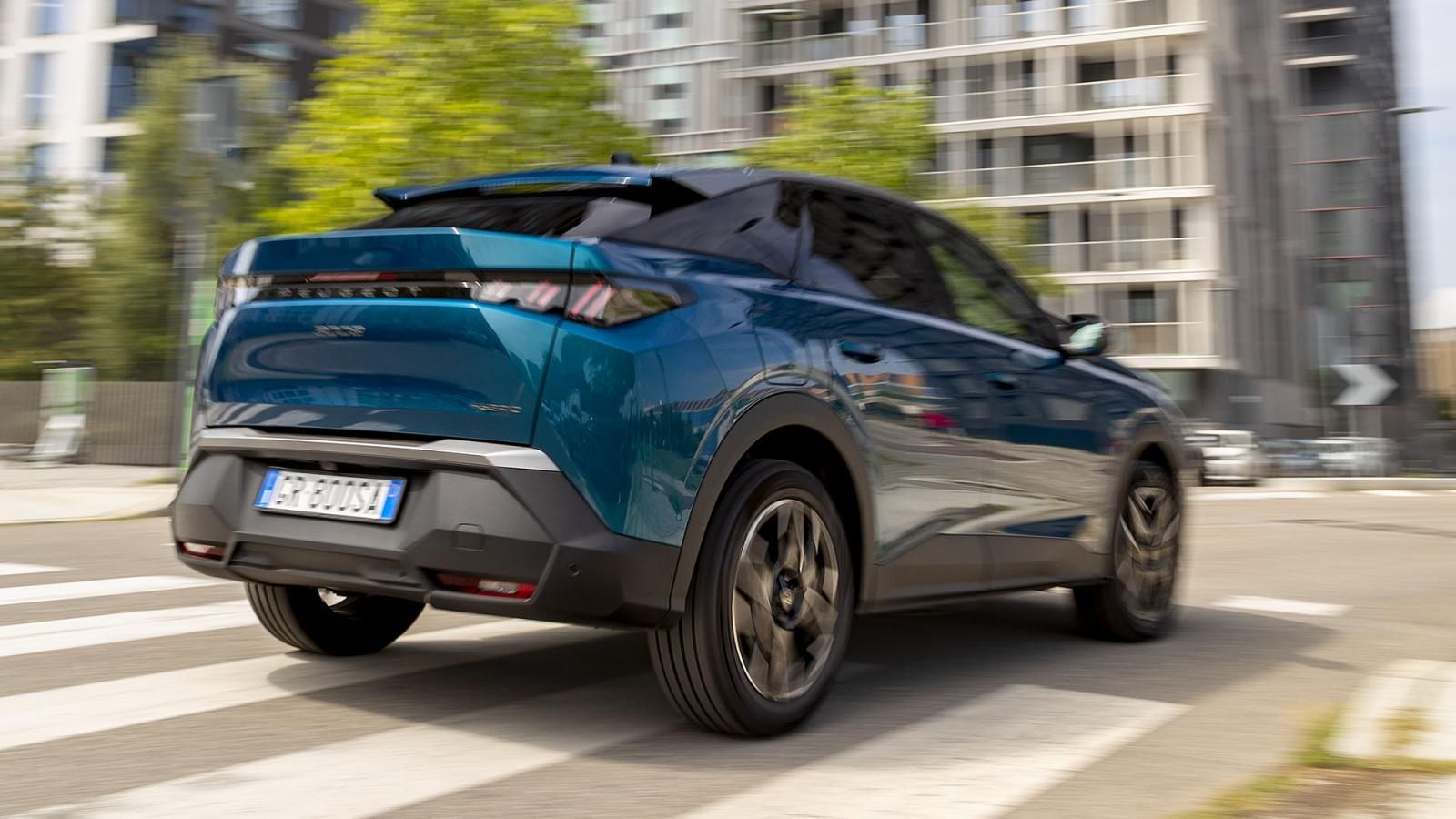 Nuova Peugeot 3008 Hybrid GT su strada