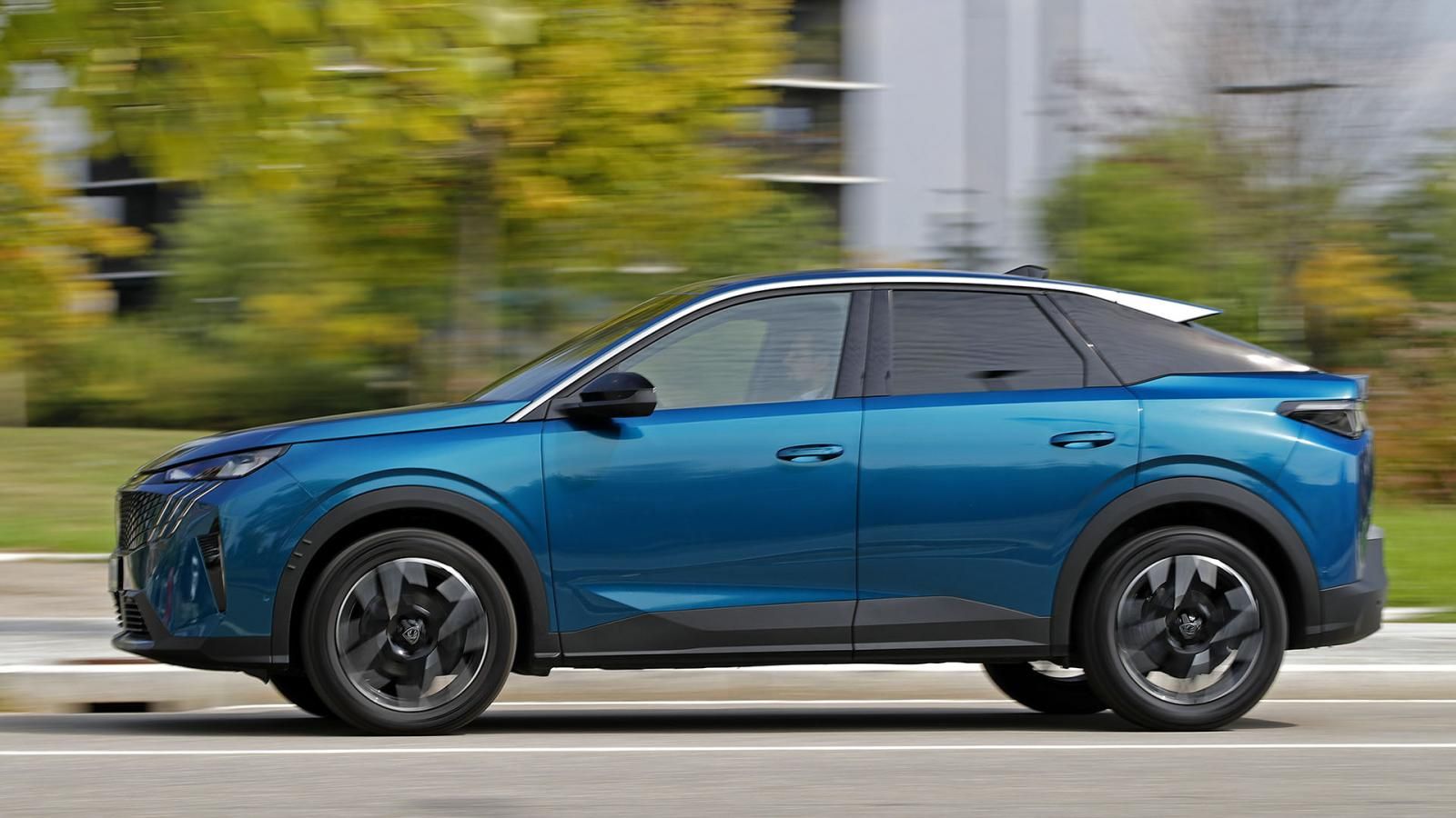 Nuova Peugeot 3008 Hybrid GT su strada