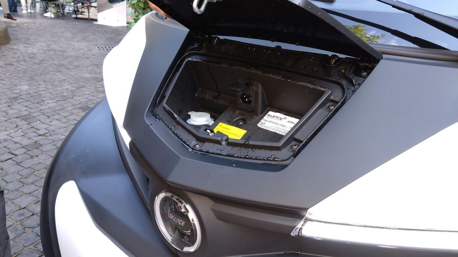 Nuova Silence S04, presa di ricarica