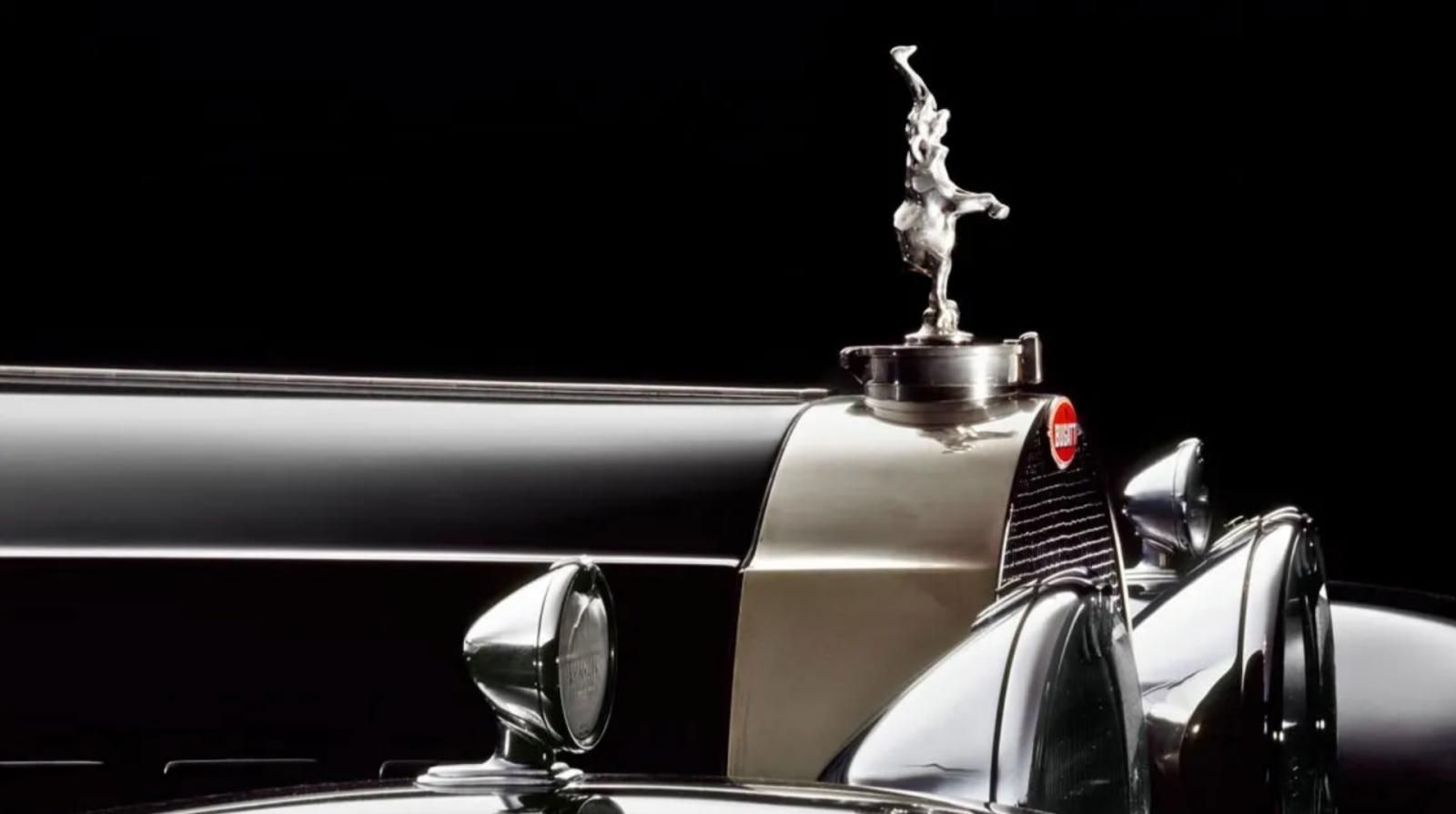 L’ELEFANTE DANZANTE SUL COFANO DELLA BUGATTI