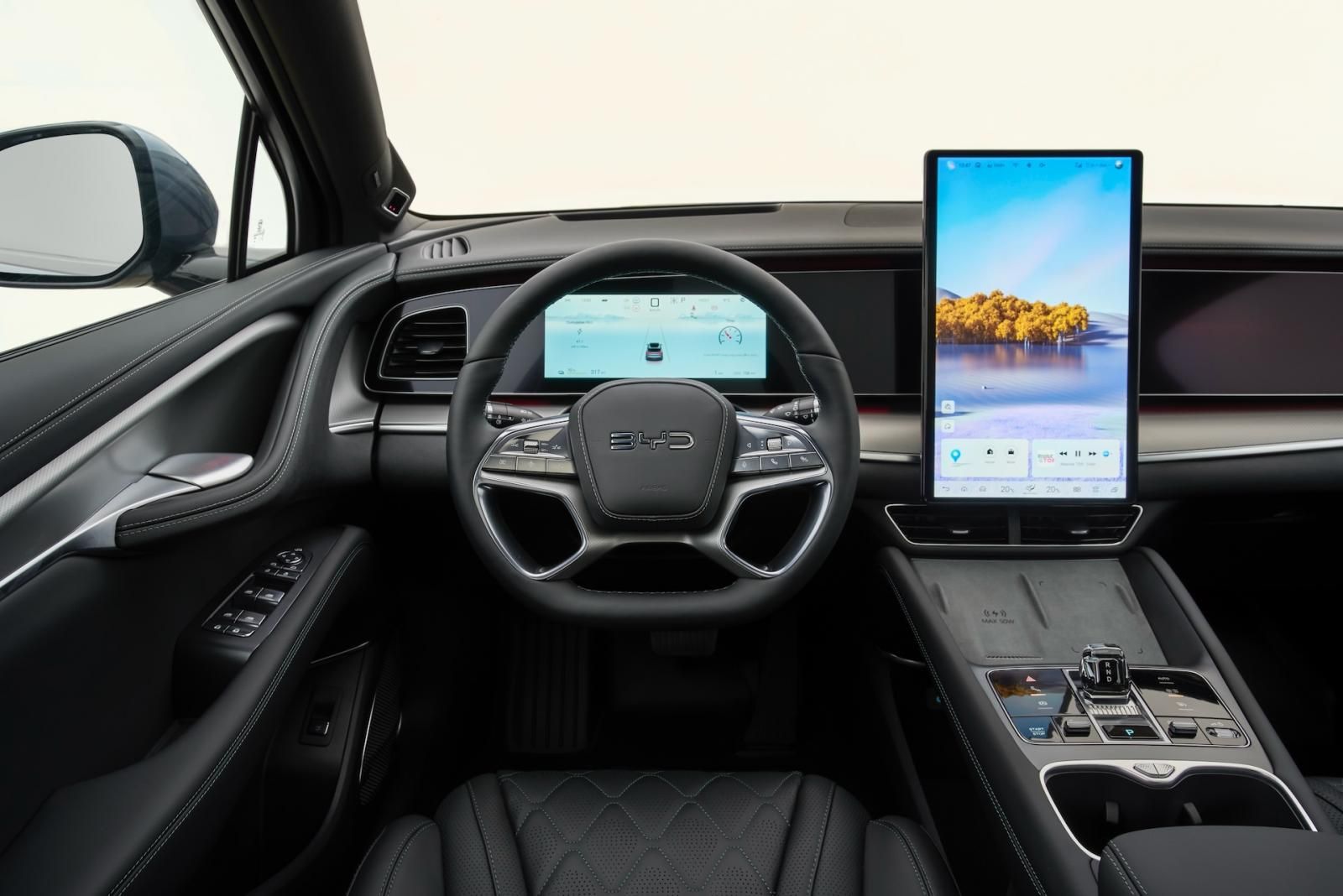 BYD Sealion 7 Excellence AWD con schermo verticale