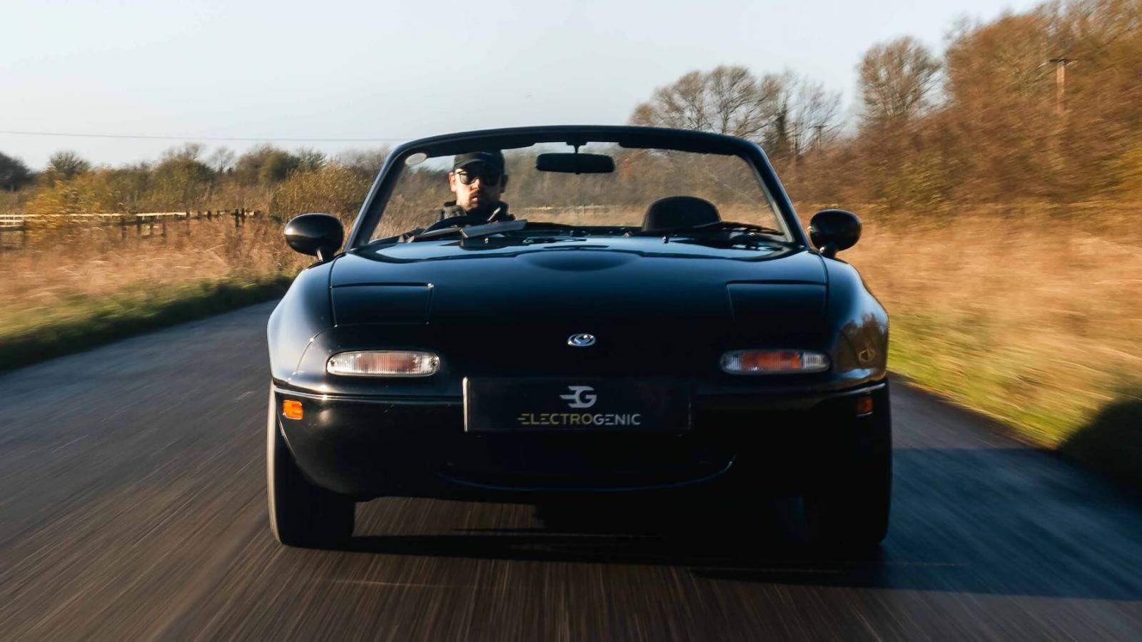 Mazda MX-5 Mk1, con il kit di Electrogenic si può elettrificare