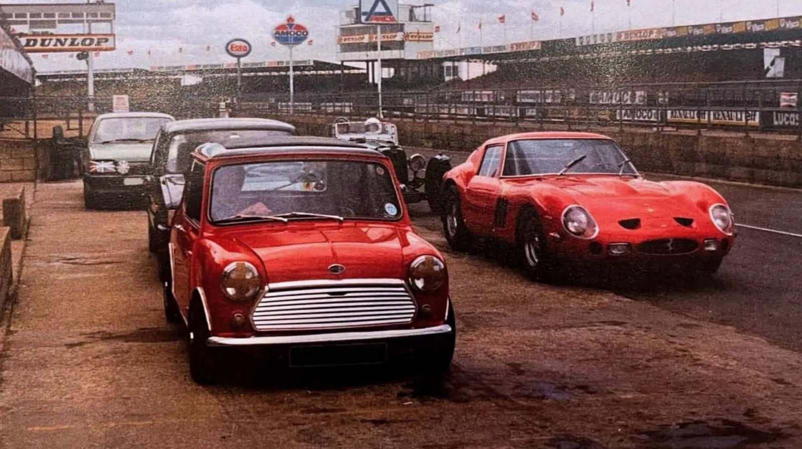 Mini Tolman one-off restomod in pista con Ferrari 250 GTO