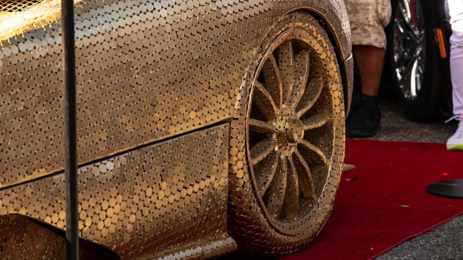 Pagani Zonda ricoperta da Joaquin-Arbiza con monete e con la faccia di Lionel Messi