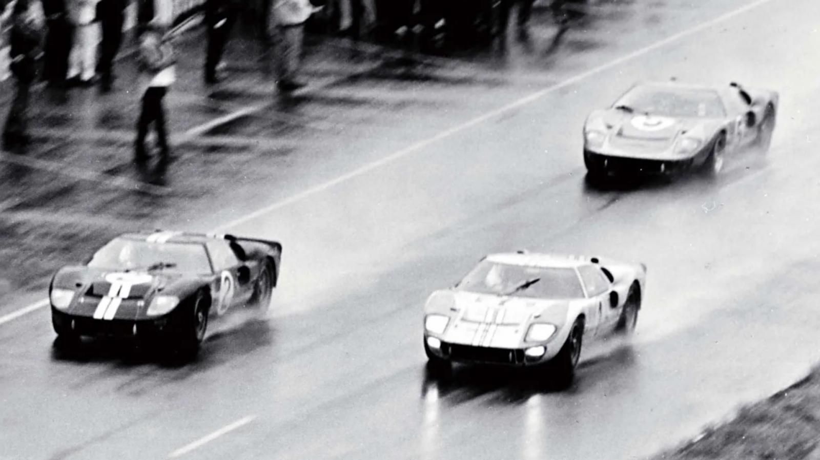 L'arrivo in parata della Ford alla 24 ore di Le Mans del 1966