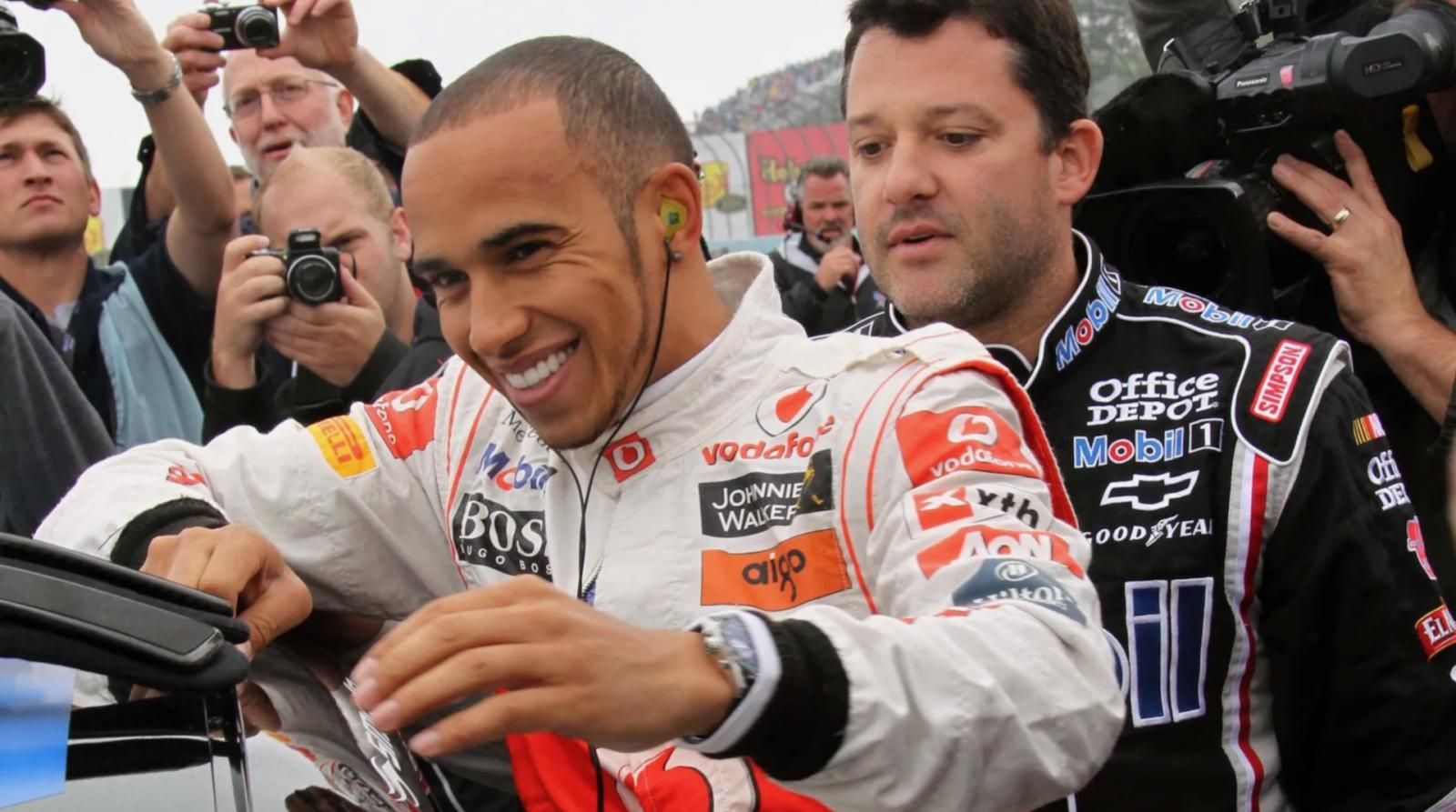 Lewis Hamilton batte i tempi sul giro di Tony Scott in NASCAR