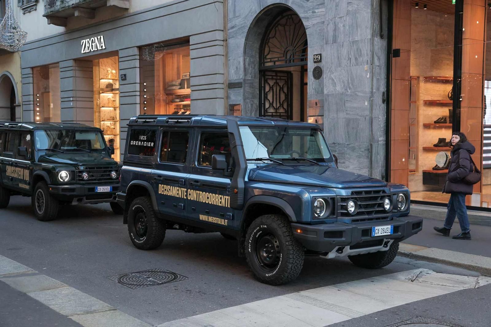 Una carovana di INEOS Grenadier a Milano