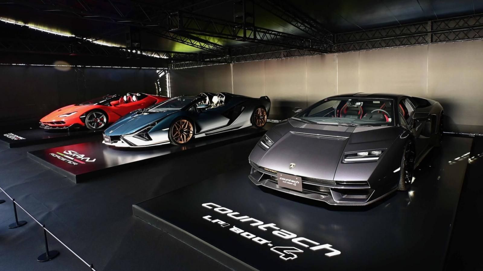 Le Lamborghini in sfilata per le vie di Tokyo