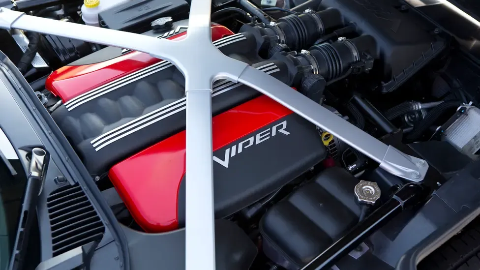 Srt-Viper-2013-motore.webp