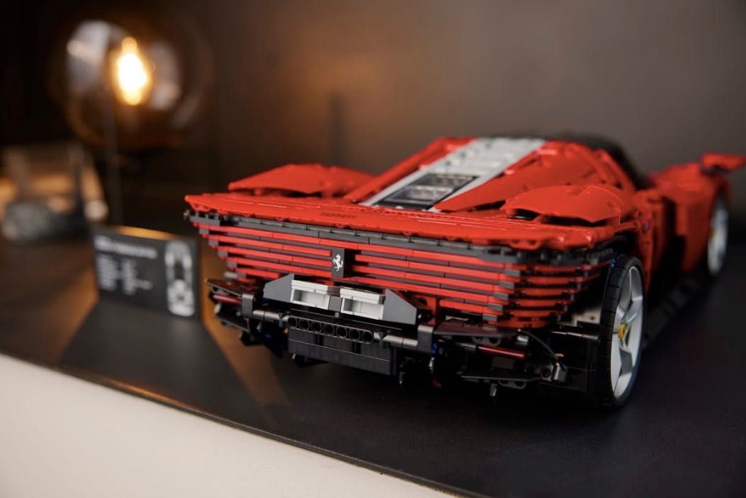 Ferrari-Daytona-SP3-Lego-13.jpg