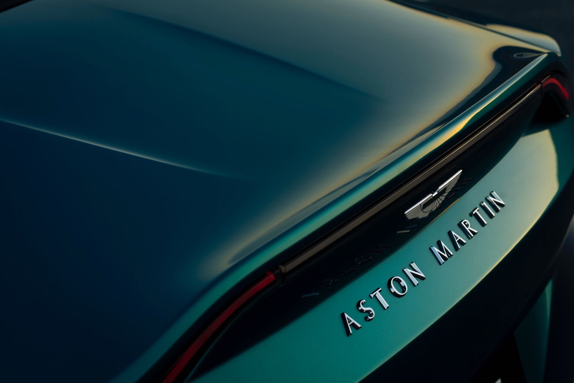 Aston-Martin-V12-Vantage-Roadster-9.jpg