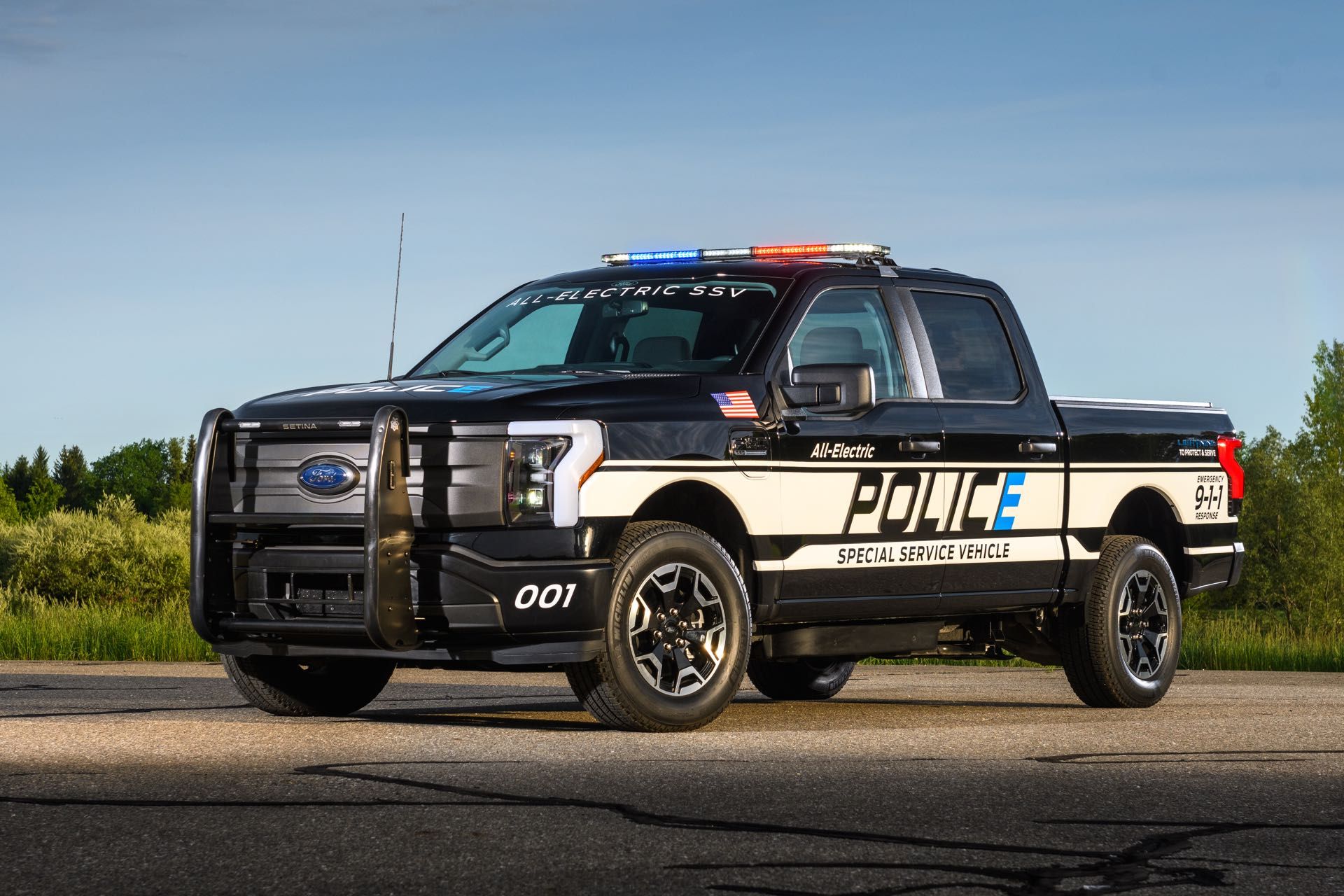 Ford-F-150-Lightning-Pro-Special-Service-Vehicle-Police-electric-1.jpg