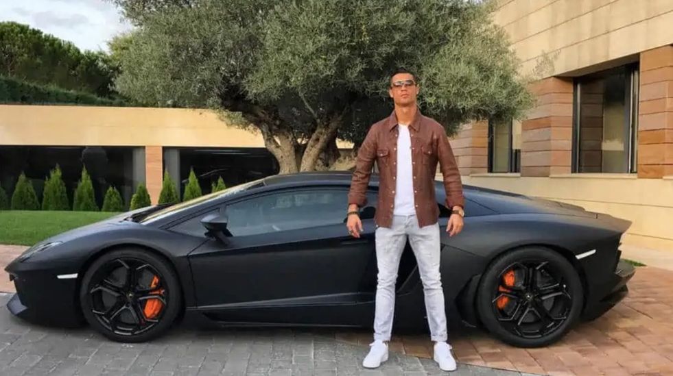 Cristiano-Ronaldo Lamborghini Aventador.jpg