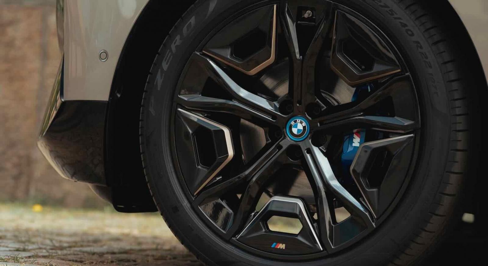 BMW iX-M60-2022, dati, prestazioni, foto