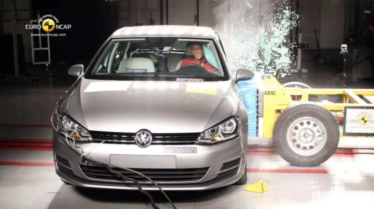 Crash test palo laterale Volkswagen Golf