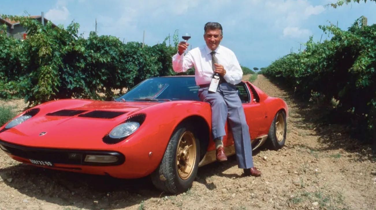 Lamborghini Miura rossa e ferruccio Lamborghini tra le vigne