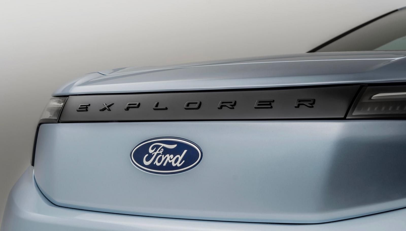 Ford Explorer EV 2024 mascherina e logo